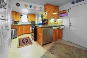 Kuchyň nebo kuchyňský kout v ubytování Whimsical Berkeley Bungalow + 17 fotografií