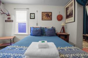 Postel nebo postele na pokoji v ubytování Whimsical Berkeley Bungalow