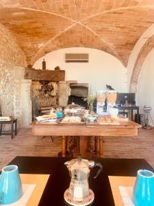 ein Zimmer mit einem Tisch, auf dem Essen steht in der Unterkunft Casa Cerboneschi B&B in a medieval village with Panoramic Tuscan Hills in Casale Marittimo + 76 Fotos