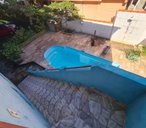 an empty swimming pool in a backyard at Linda Saquarema in Saquarema
