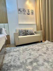 a living room with a couch and a bed at Valencia Cozy Suites in Valencia
