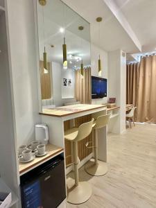 ValenciaにあるValencia Cozy Suitesのキッチン(カウンター、椅子2脚、カウンタートップ付)