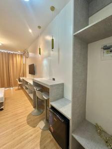 ValenciaにあるValencia Cozy Suitesのキッチン(長いテーブルと椅子付) +15枚の写真