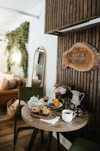 The Hillside Retreat - Cozy container home with Hot tub and Fire pit的休息区