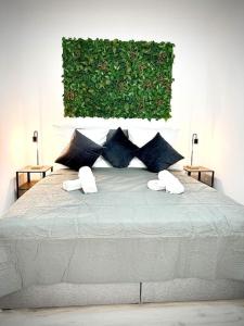 a bedroom with a bed with a green wall at Highlife Apartment Bad Kreuznach ONE in Bad Kreuznach +15 photos