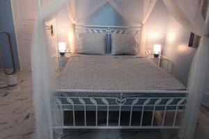 a bedroom with a white bed with a canopy at Villa Ngorane in Somone
