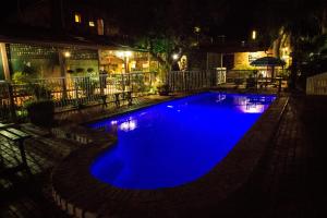 布羅肯希爾的住宿－老威利亞馬汽車旅館，夜间大型蓝色游泳池