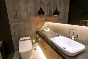 A bathroom at Hotel The Designers Dongdaemun