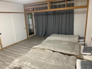 藏王宮城蔵王ビレッジ,一棟貸,ペット可有償,バーベキュー,フリーチェックイン,温泉チケット,完全非対面,無料駐車場的一间设有两张床的卧室,
