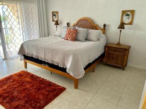 フリーポートにあるEntire Home - Relaxing Ocean View Condoのベッドルーム1室(枕付きのベッド1台、ラグ付) +55枚の写真