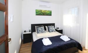 En eller flere senge i et værelse på Paskal-Lux Apartments with Free Parking and AC