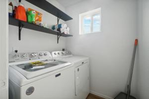 Cucina o angolo cottura di Come Cool Off In Our Back Yard