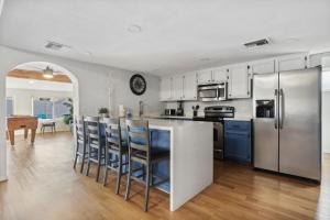 Cucina o angolo cottura di Come Cool Off In Our Back Yard