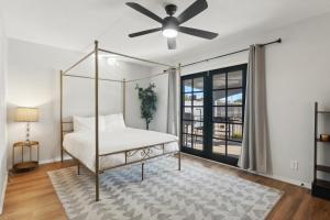 una camera da letto con un letto e un ventilatore a soffitto di Come Cool Off In Our Back Yard a Mesa