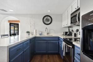 Cucina o angolo cottura di Come Cool Off In Our Back Yard