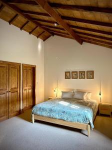 una camera da letto con un letto e un soffitto in legno di Quinta da Boa Viagem a Viana do Castelo Altre 68 foto