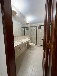 a bathroom with a toilet and a sink at Apartamento soberana del mar bello horizonte in Playa Bello Horizonte