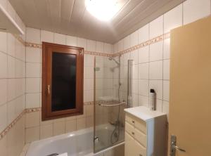 une salle de bain avec une baignoire, une douche et un lavabo dans l'établissement BA Sports, à Font-Romeu 8 autres photos