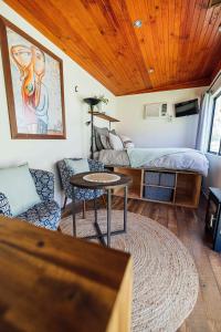 Posezení v ubytování Meadowbrook Tiny House - Stay among the best wineries in Orange