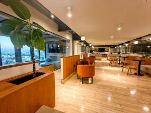 Posezení v ubytování Luxury 20th-Floor Loft