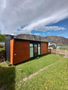 a small house with a large yard at Nuna Tiny House in El Chalten