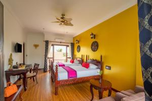 Postel nebo postele na pokoji v ubytování Beyond Yangon Inn