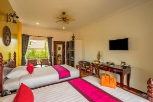 Postel nebo postele na pokoji v ubytování Beyond Yangon Inn