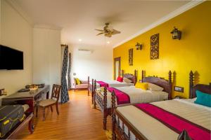 Postel nebo postele na pokoji v ubytování Beyond Yangon Inn