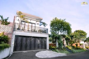 Κήπος έξω από το Villa Djona Syariah