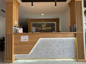 un mostrador de mármol en una tienda con columnas en Vang Vieng Green Hotel, en Vang Vieng