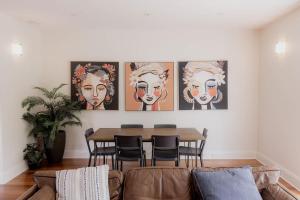 sala de estar con mesa y 4 cuadros en la pared en Modern Home in Sandy Bay - Sleeps 8 Guests, en Sandy Bay