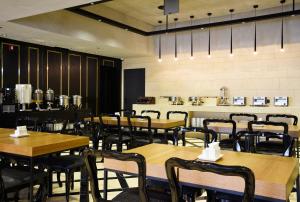 首尔东大门设计师酒店的配有木桌椅的餐厅