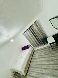 a bedroom with a bed and a window in a room at Tarbert Walk Rooms in London