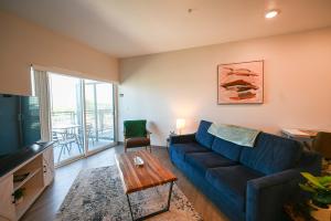 a living room with a blue couch and a table at 2 Bedroom Brand New Apartment Near Mayo, Park Free in Rochester