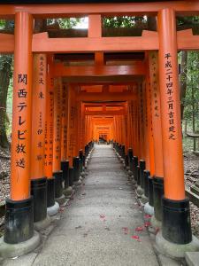 una puerta torii naranja con escritura en ella en popobawa TESTING ONLY, en Petersburg