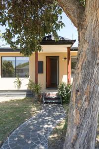 SeafordSeaford Escape - Simple Comforts, Perfect Location的一栋房子前面有一棵树