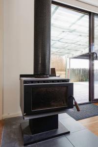 SeafordSeaford Escape - Simple Comforts, Perfect Location的窗户旁客厅里的炉灶