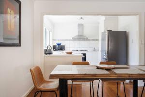 Seaford Escape - Simple Comforts, Perfect Location的厨房或小厨房
