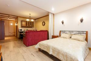 ゼレノグラーツクにあるU Kapitanaのベッドルーム1室(ベッド1台、赤い椅子付)