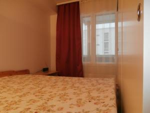 a bedroom with a bed and a window at Apartment Nallisuites in Oulu