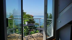 Un balcón con una mesa y vista al agua. en Ferienwohnung Weitsicht, en Meersburg