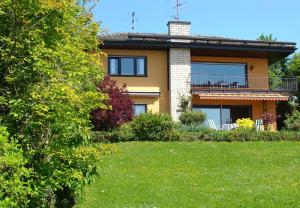 una casa con césped delante en Droste 17 Whg B, en Meersburg