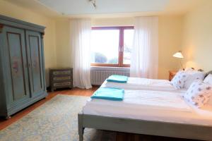 Un dormitorio con dos camas y una ventana en Droste 17 Whg B, en Meersburg