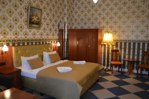 Een bed of bedden in een kamer bij Hotel Pension Bella
