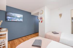 Een bed of bedden in een kamer bij 新宿区歌舞伎町伊势丹徒步3分钟#6