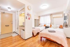 Een bed of bedden in een kamer bij 新宿区歌舞伎町伊势丹徒步3分钟#6