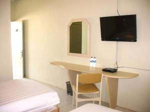 TV at/o entertainment center sa Cengkareng Transit Hotel