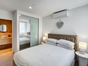 Ένα ή περισσότερα κρεβάτια σε δωμάτιο στο Joy at Ohana: Balcony & Pool Overlooking the Bay +17 φωτογραφίες