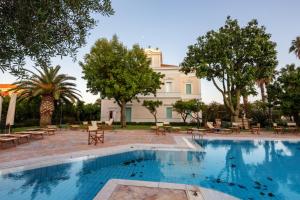 a large swimming pool in front of a building at Villa Irlanda Grand Hotel in Gaeta