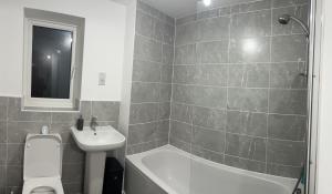 een badkamer met een wastafel, een toilet en een douche bij Cozie Zone & Brekkie Hucknall, Nottingham in Hucknall +16 foto's